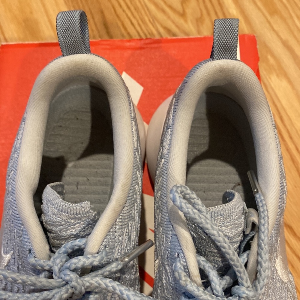 Nike Women’s Roshe One Flyknit - Picture 4 of 7